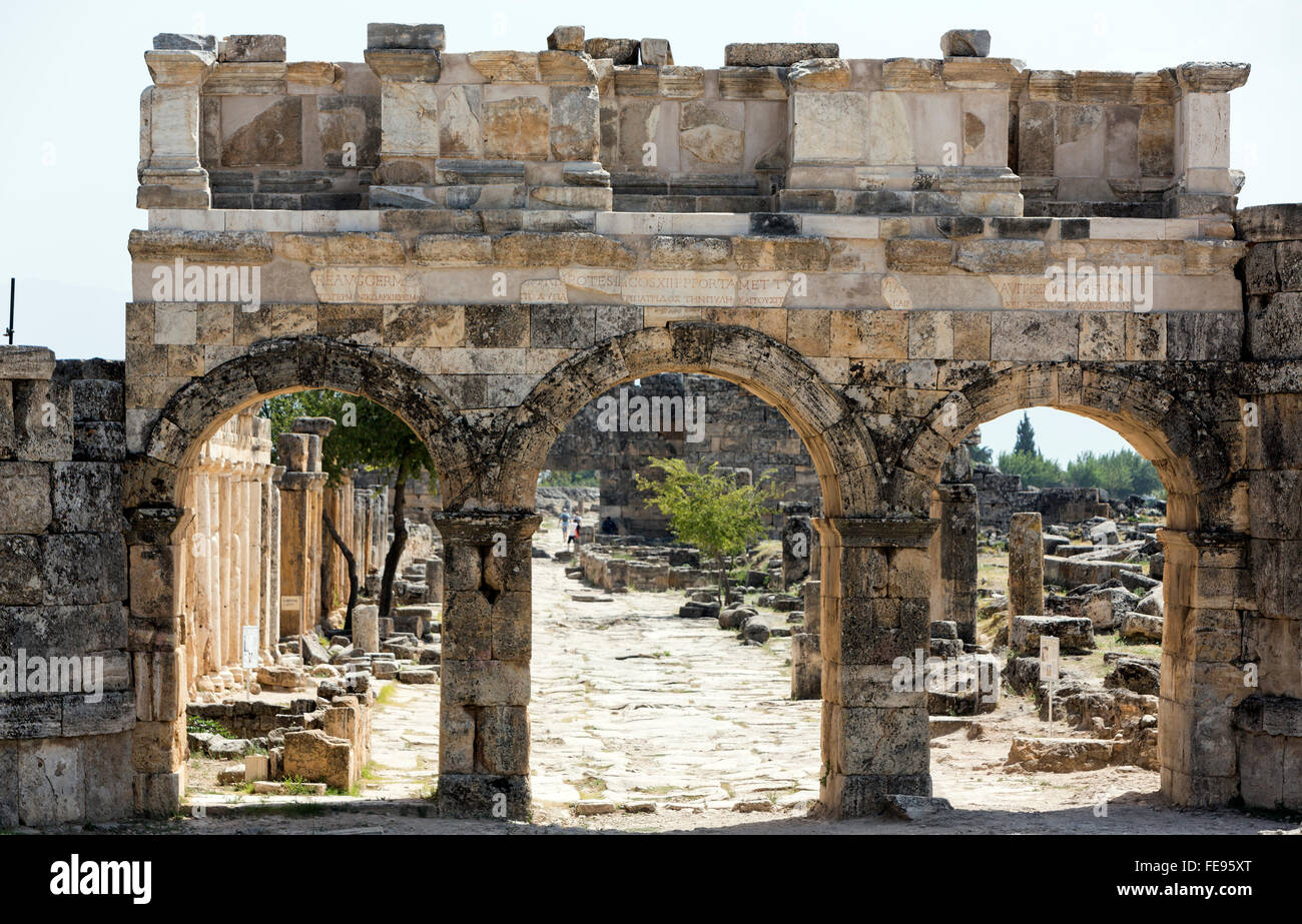 Frontino Street con l'arco di porta Dominitian nella necropoli di Hierapolis, Pamukkale. Foto Stock