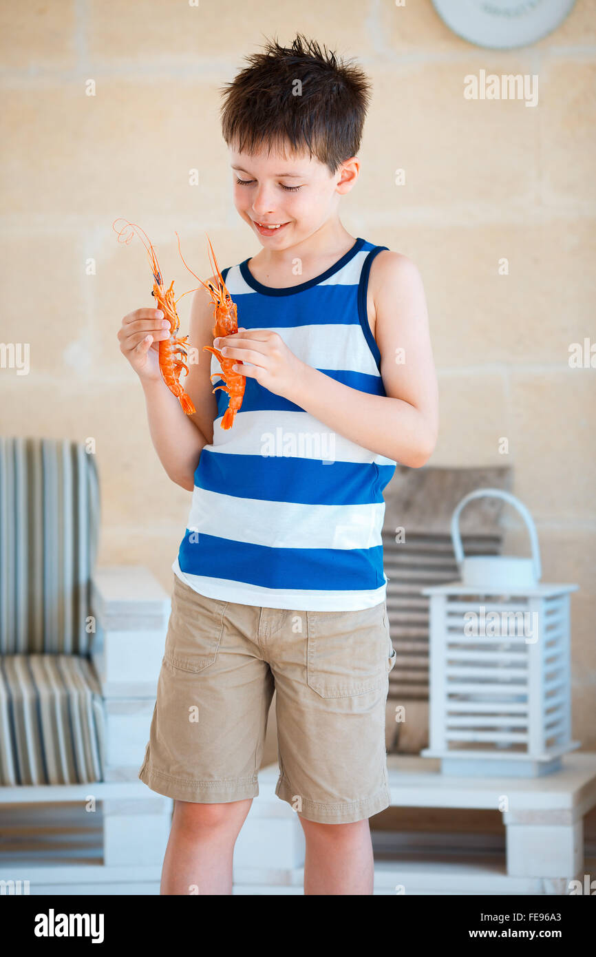 Carino piccolo ragazzo azienda big boreale nella mani Foto Stock