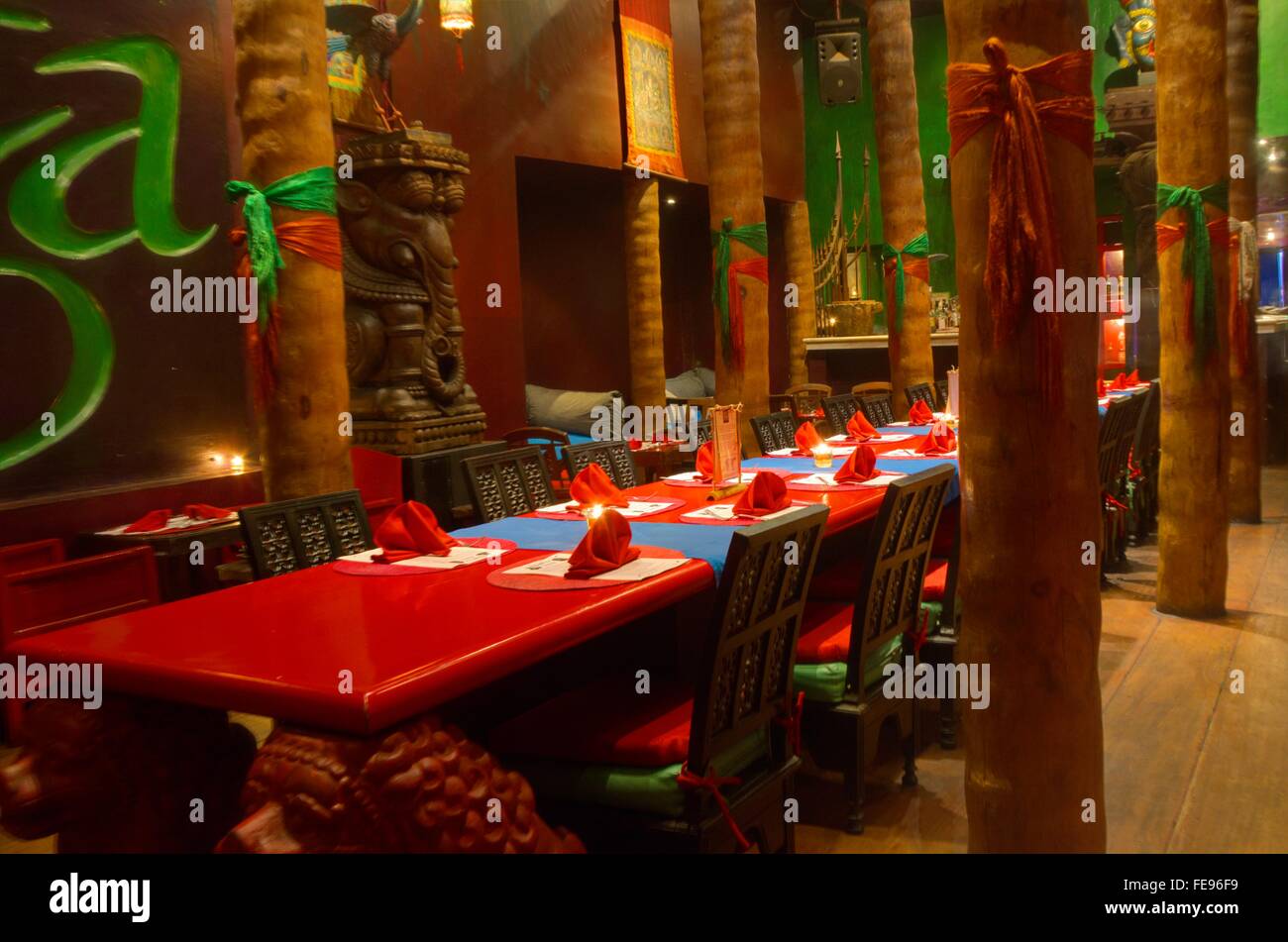 Esotico, rustico a tema asiatico sala da pranzo Foto Stock