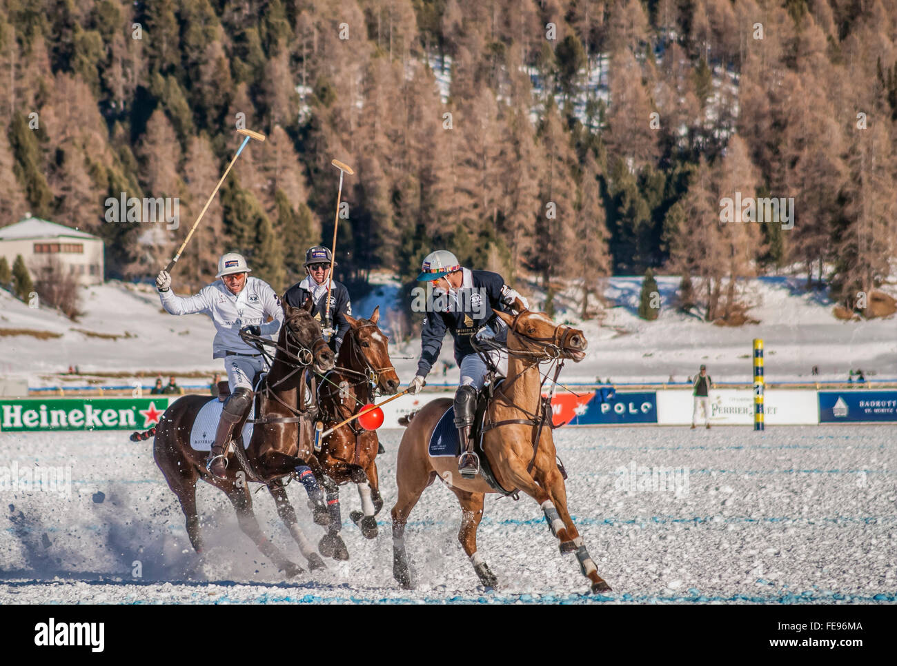 Membri del 'Badrutt's Palace' il gioco di squadra contro il Team 'Maserati' durante la neve Polo World Cup 2016, St.Moritz, Svizzera Foto Stock