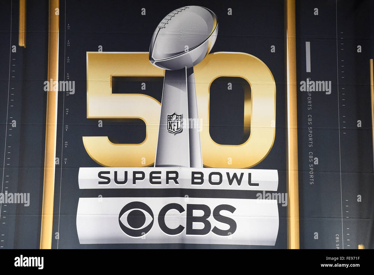Lunedì, 1 Febbraio 2016: il Super Bowl 50 logo è visualizzato su un banner durante il giorno di apertura delle conferenze stampa per la National Football League Super Bowl 50 tra il Denver Broncos e Carolina Panthers al Moscone Center di San Francisco, California. Eric Canha/CSM Foto Stock