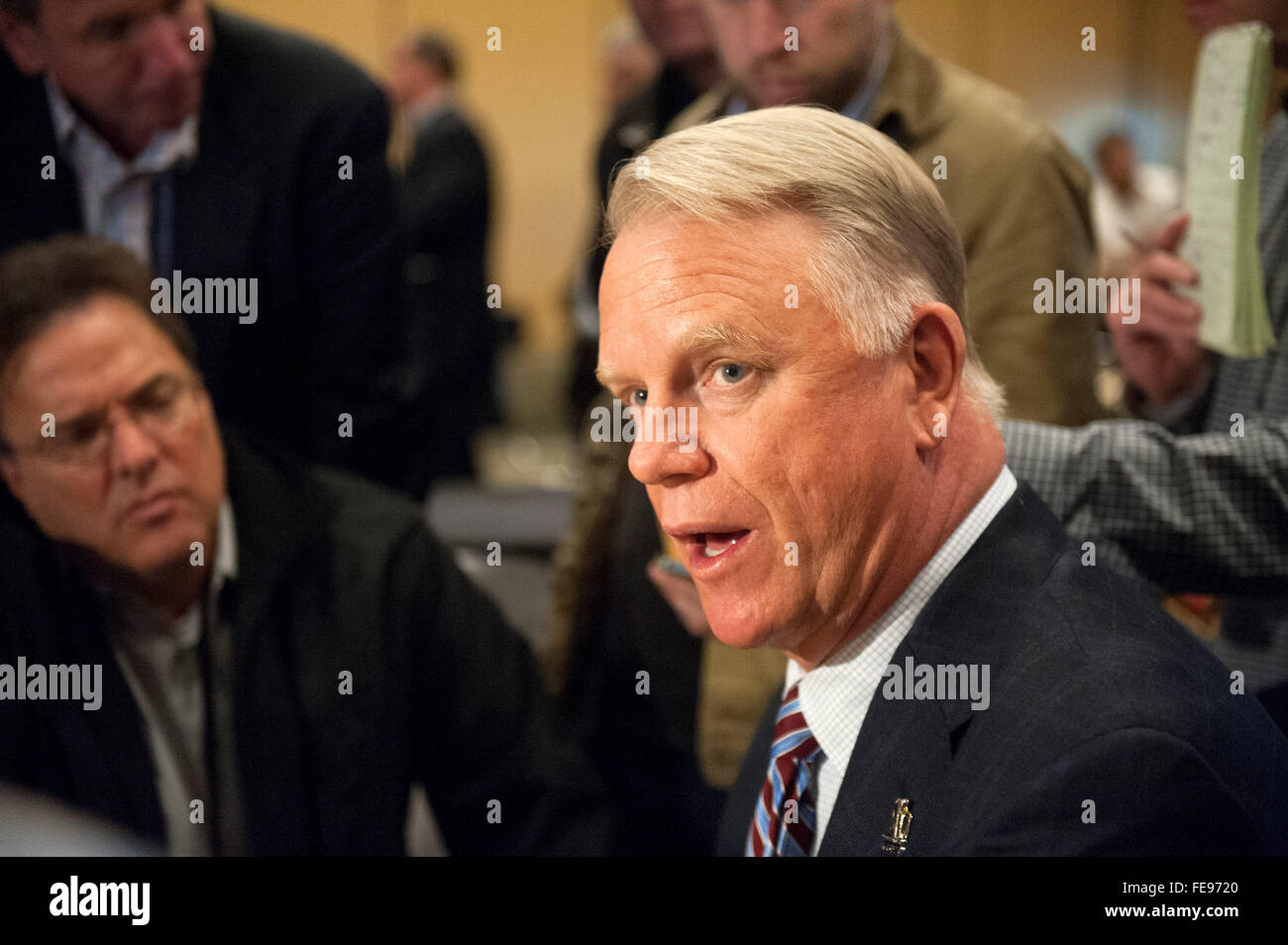 Lunedì, 1 Febbraio 2016: CBS commentatore Boomer Esiason parla ai membri dei media durante il giorno di apertura di conferenze stampa per la National Football League Super Bowl 50 tra il Denver Broncos e Carolina Panthers al Moscone Center di San Francisco, California. Eric Canha/CSM Foto Stock