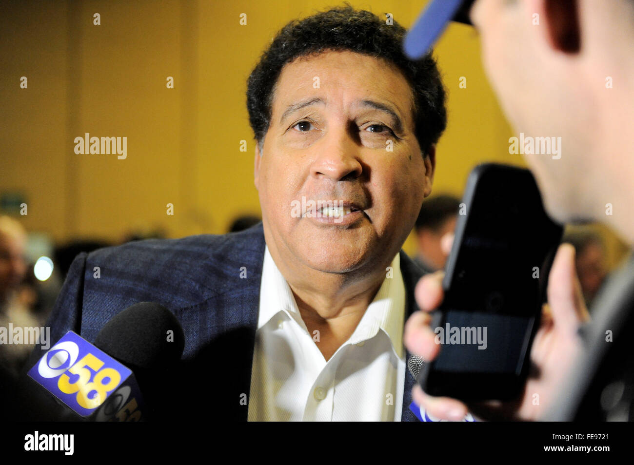 Lunedì, 1 Febbraio 2016: CBS sportscaster Greg Gumbel parla ai membri dei media durante il giorno di apertura di conferenze stampa per la National Football League Super Bowl 50 tra il Denver Broncos e Carolina Panthers al Moscone Center di San Francisco, California. Eric Canha/CSM Foto Stock