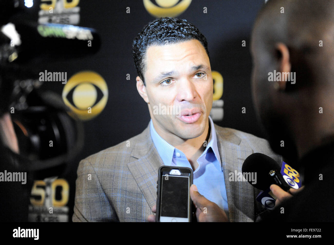 Lunedì, 1 Febbraio 2016: emittente televisiva CBS Tony Gonzales parla ai membri dei media durante il giorno di apertura di conferenze stampa per la National Football League Super Bowl 50 tra il Denver Broncos e Carolina Panthers al Moscone Center di San Francisco, California. Eric Canha/CSM Foto Stock