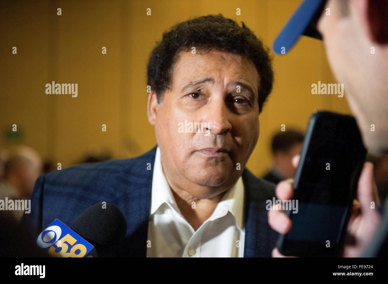 Lunedì, 1 Febbraio 2016: CBS sportscaster Greg Gumbel parla ai membri dei media durante il giorno di apertura di conferenze stampa per la National Football League Super Bowl 50 tra il Denver Broncos e Carolina Panthers al Moscone Center di San Francisco, California. Eric Canha/CSM Foto Stock