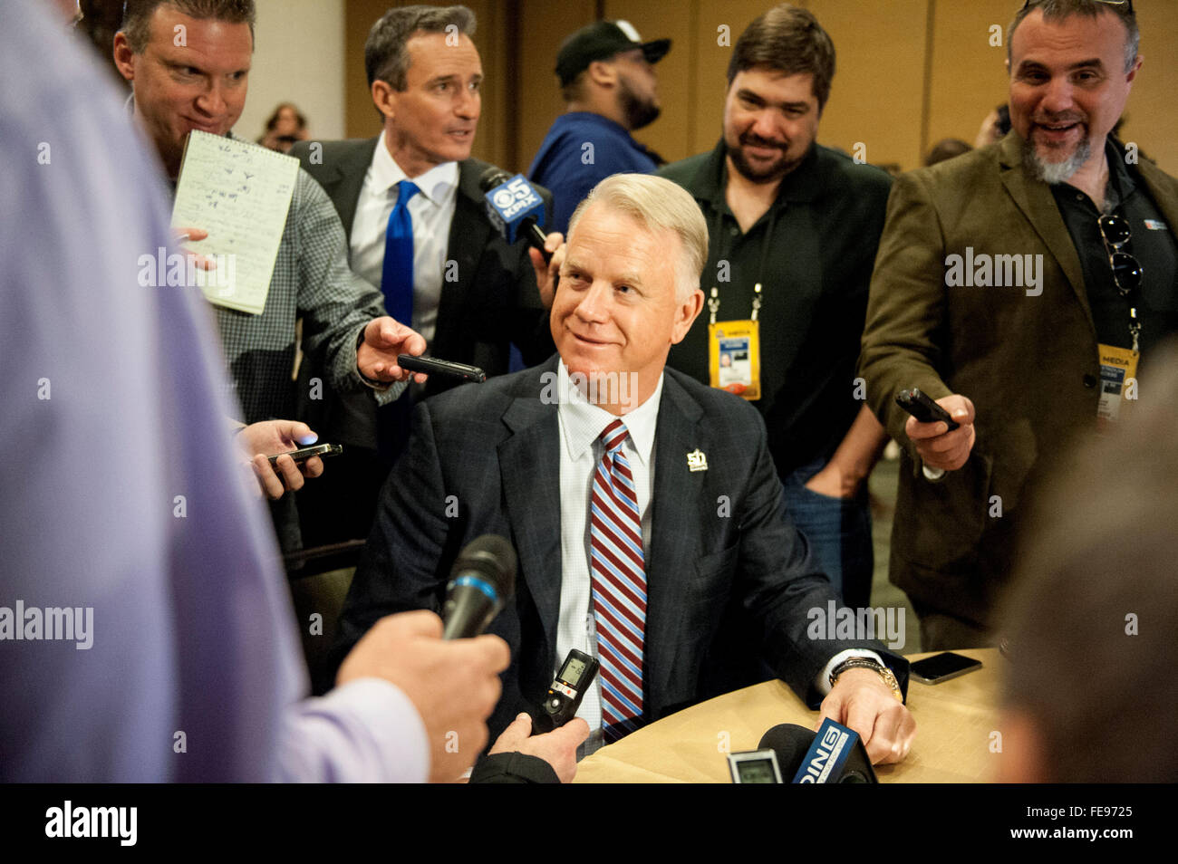 Lunedì, 1 Febbraio 2016: CBS commentatore Boomer Esiason parla ai membri dei media durante il giorno di apertura di conferenze stampa per la National Football League Super Bowl 50 tra il Denver Broncos e Carolina Panthers al Moscone Center di San Francisco, California. Eric Canha/CSM Foto Stock