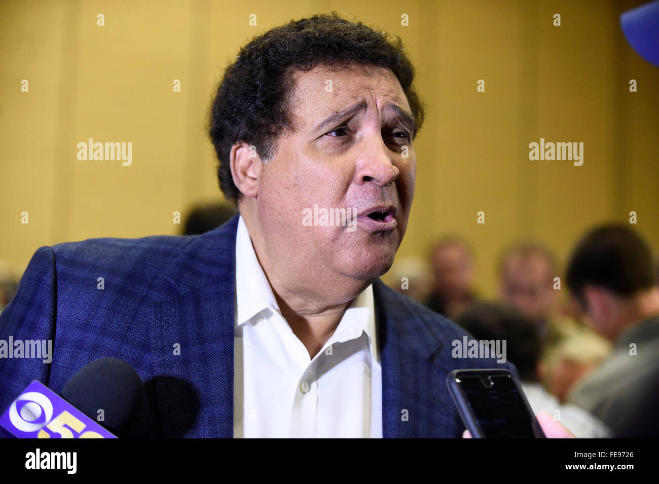 Lunedì, 1 Febbraio 2016: CBS sportscaster Greg Gumbel parla ai membri dei media durante il giorno di apertura di conferenze stampa per la National Football League Super Bowl 50 tra il Denver Broncos e Carolina Panthers al Moscone Center di San Francisco, California. Eric Canha/CSM Foto Stock