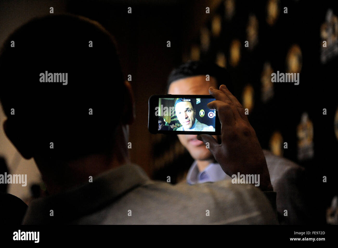 Lunedì, 1 Febbraio 2016: un reporter registra un intervista con il CBS sportscaster Tony Gonzales durante il giorno di apertura delle conferenze stampa per la National Football League Super Bowl 50 tra il Denver Broncos e Carolina Panthers al Moscone Center di San Francisco, California. Eric Canha/CSM Foto Stock