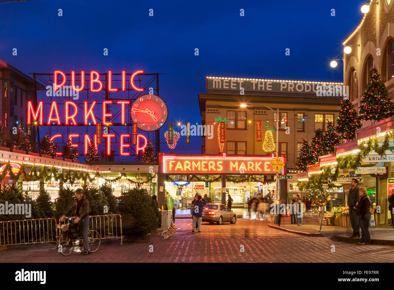 Il famoso Pike Place Market punto di riferimento locale decorato per il Natale, Seattle, Washington, Stati Uniti d'America Foto Stock