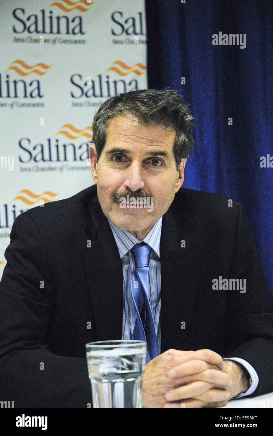 Salina, Kansas, Stati Uniti d'America, 4 febbraio, 2016 Fox News Canale Business pundit libertario John Stossel risponde alle domande durante una breve conferenza stampa prima del suo intervento di stasera a Salina, Kansas Camera di Commercio la cena. Credito: Credito: mark reinstein/Alamy Live News Foto Stock