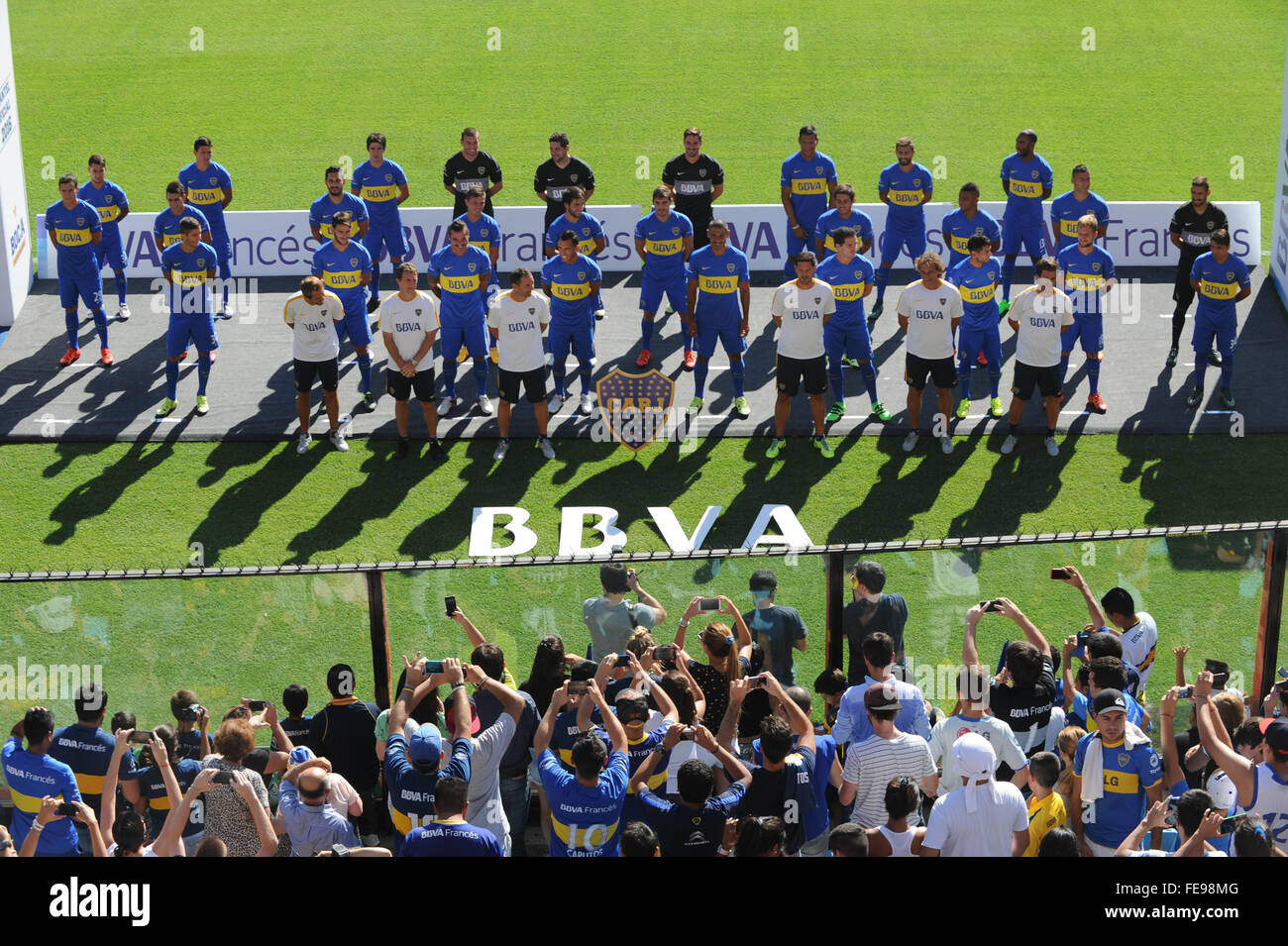 Buenos Aires, Argentina. 4 febbraio, 2016. I giocatori del Boca Juniors pongono durante la presentazione ufficiale della squadra 2016 a Buenos Aires, Argentina, nel febbraio 4, 2016. Secondo la stampa locale, il Boca Juniors team debutterà nel match di Argentina Primera Division sabato contro Temperley. © Daniel Dabove/TELAM/Xinhua/Alamy Live News Foto Stock