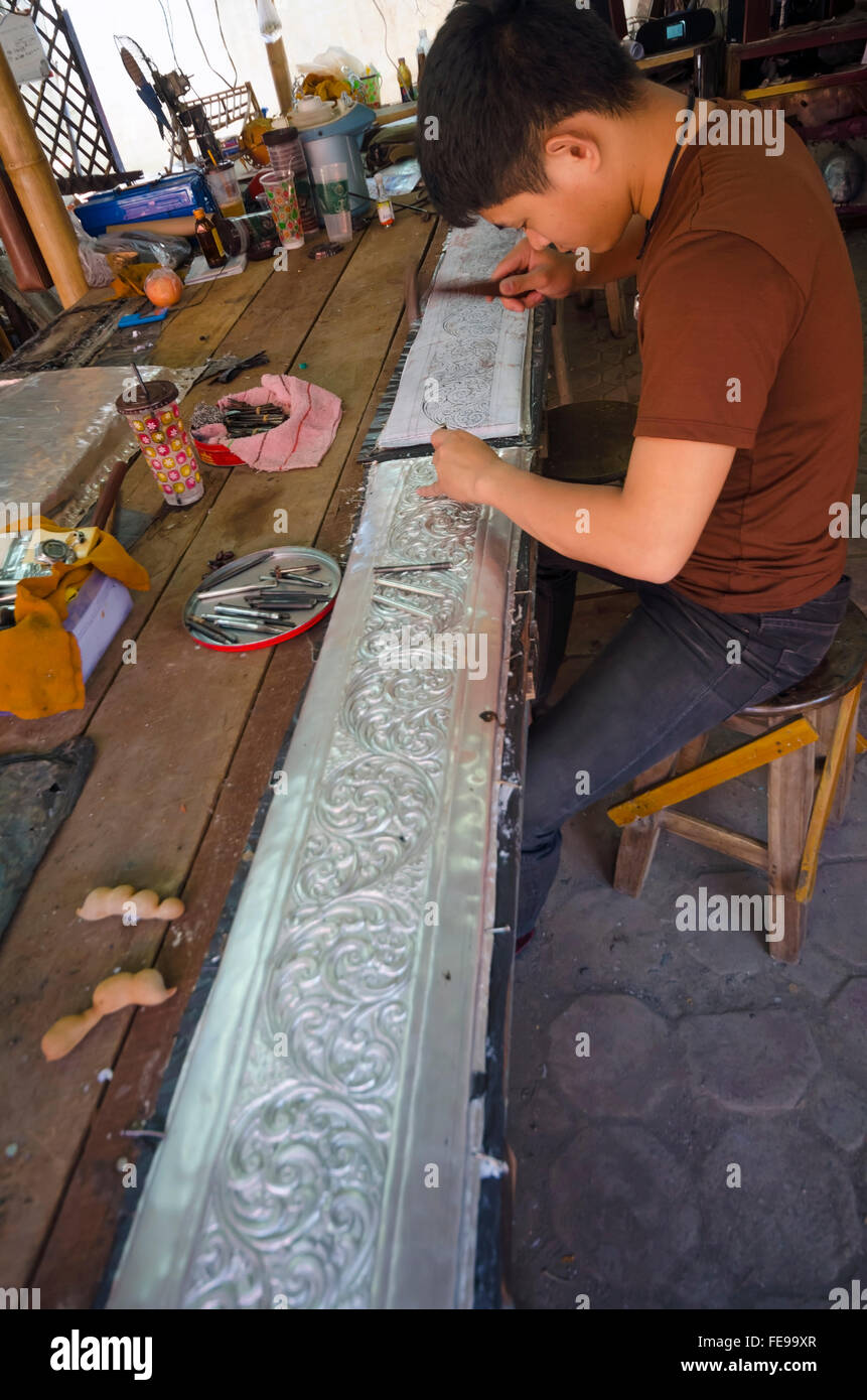 Chiang Mai, Thailandia - 27 Gennaio 2015: Un Artigiano scolpisce un foglio di argento al Wat Srisuphan, doppiato il tempio di argento, in chi Foto Stock
