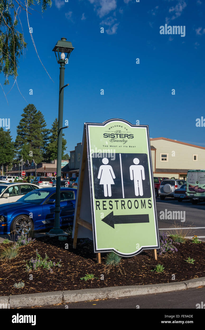 Restroom segno direzionale presso le Suore Outdoor Quilt Show, sorelle, Oregon Foto Stock