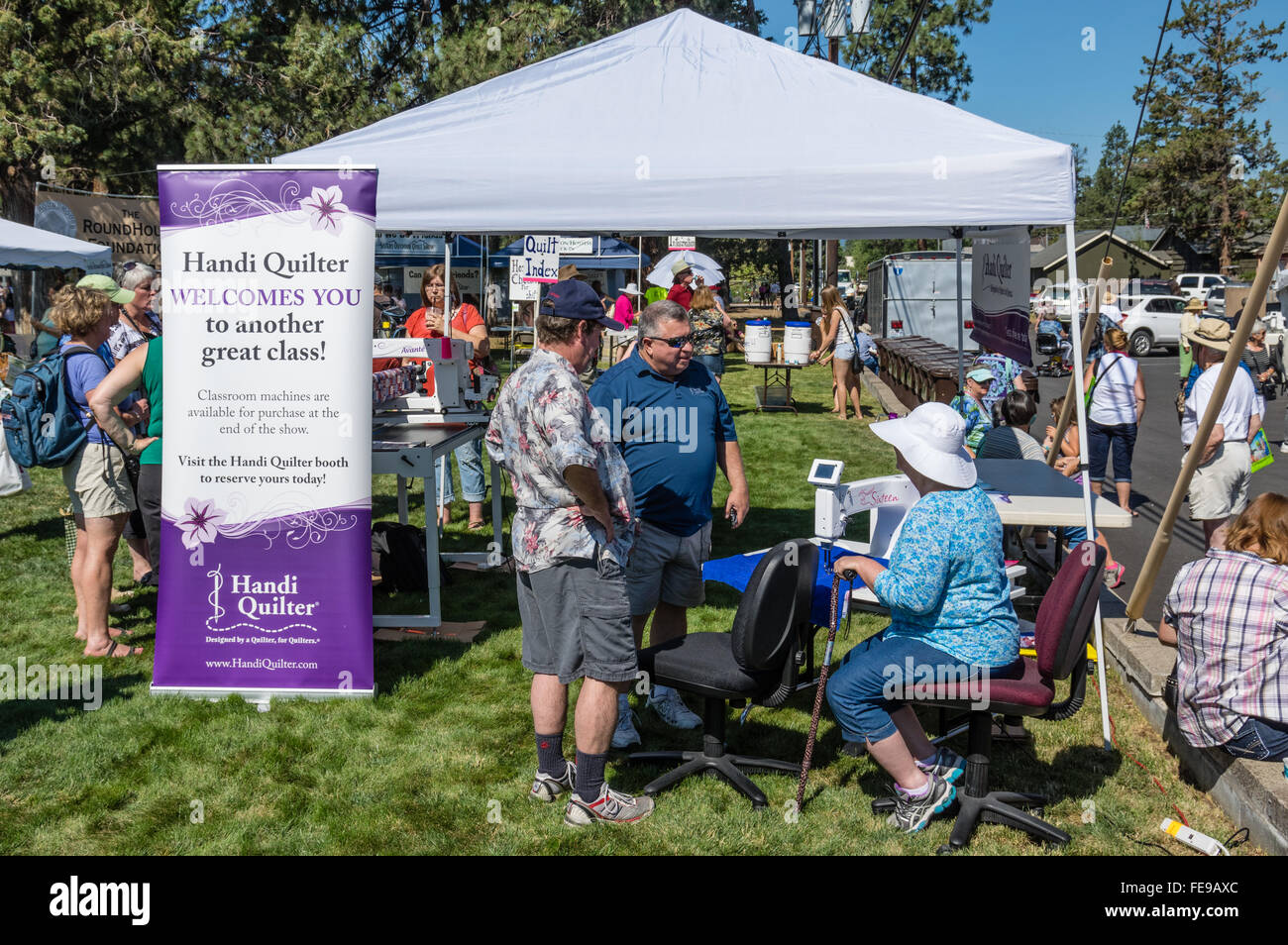 Handi Quilter stand dimostrando macchina trapuntatrice presso le Suore Outdoor Quilt Show, sorelle, Oregon Foto Stock