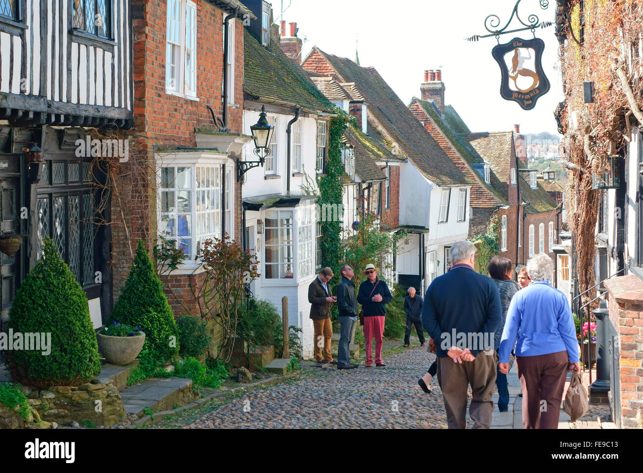 I visitatori nel pittoresco e popolare in ciottoli di Mermaid Street, nel centro storico dell'antica Cinque città portuale di segale, East Sussex, Regno Unito, Gran Bretagna, GB Foto Stock