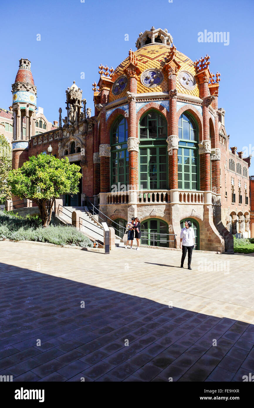 Dettagliata architettura modernistica impostato entro i motivi del Hospital de la Santa Creu i Sant Pau a Barcellona, Spagna. Foto Stock