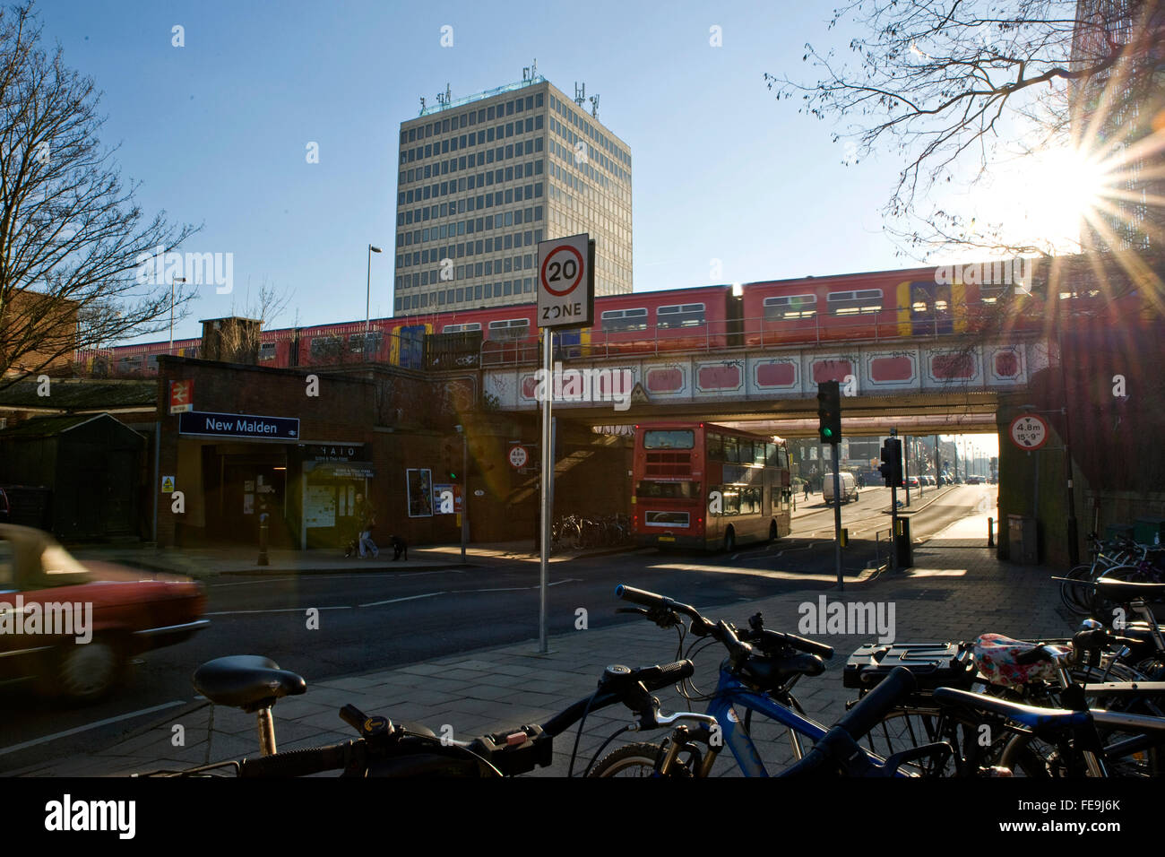 New Malden stazione ferroviaria con noleggio biciclette, auto, treno e autobus Foto Stock