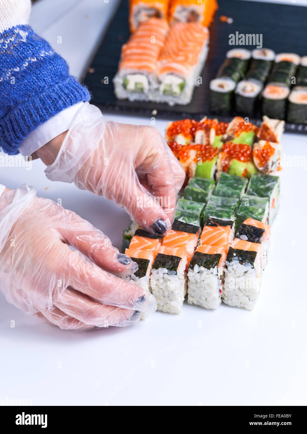Il personale del ristorante stabilisce la tabella con frutti di mare Foto Stock