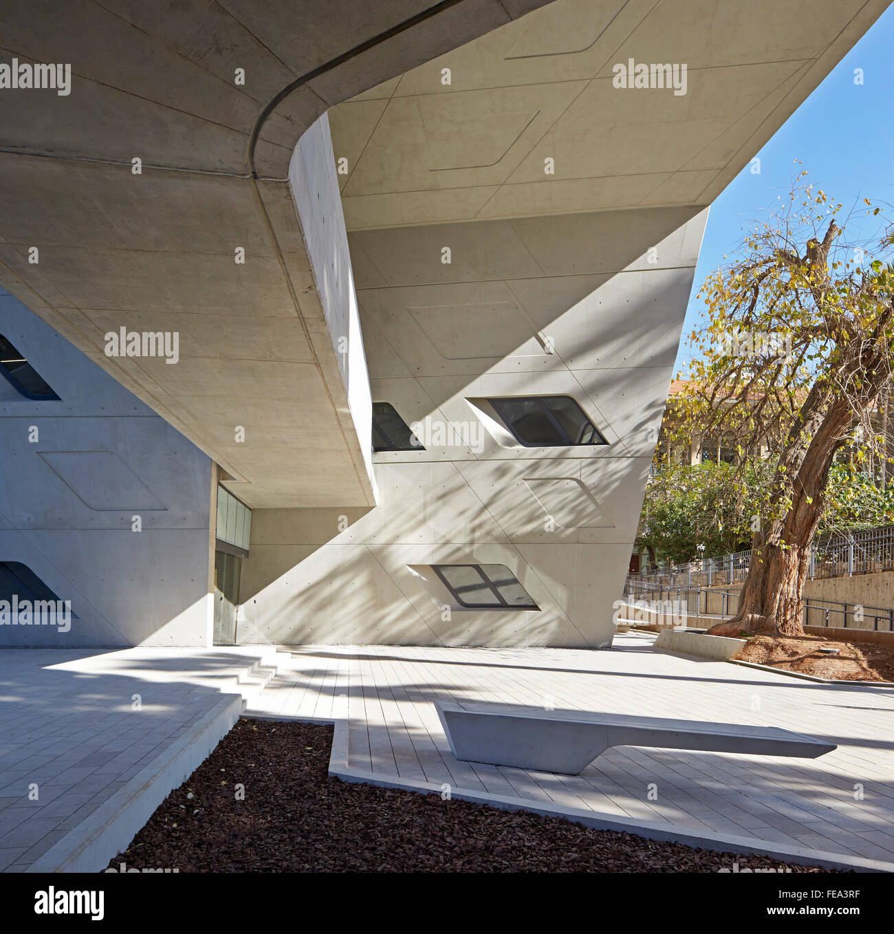 Posti a sedere esterni e le superfici in cemento. Issam Fares Institute, Beirut, Beirut, Libano. Architetto: Zaha Hadid Architects, 2014. Foto Stock