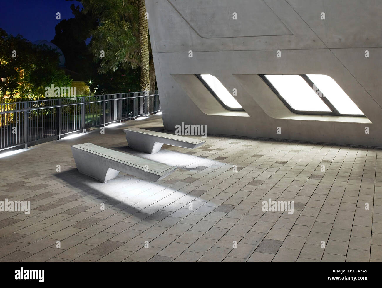 Posti a sedere esterni illuminate dall'interno. Issam Fares Institute, Beirut, Beirut, Libano. Architetto: Zaha Hadid Architects, 2014 Foto Stock