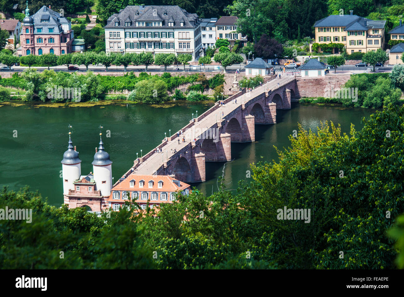 Il ponte vecchio o Alte Brucke sul fiume Neckar, dal castello di Heidelberg. Foto Stock