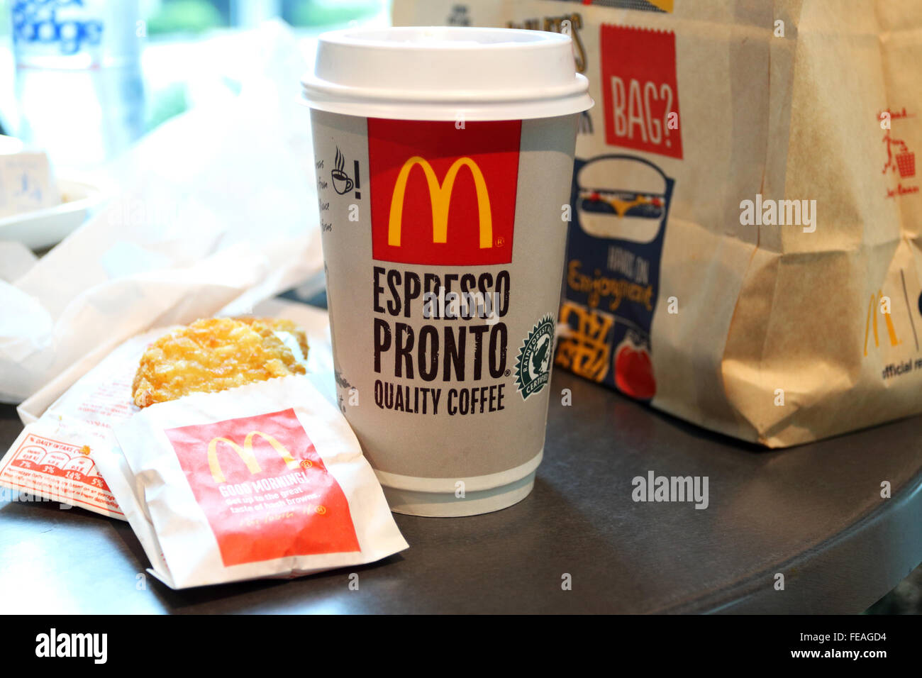 McDonald's caffè e hash brown per la prima colazione Foto Stock