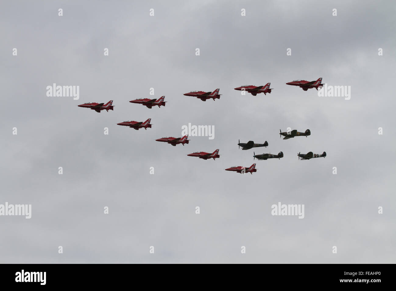 La RAF frecce rosse Display Team in formazione con il Battle of Britain Memorial Flight fighters Spitfire Hurricane Foto Stock