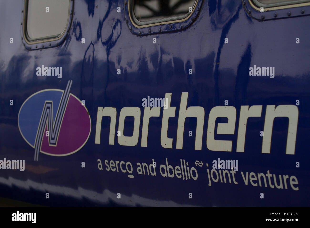 Il logo per la parte settentrionale di rotaia che è dovuto a fine aprile 16. Questo è il lato di una classe 156 DMU presso la stazione ferroviaria di Chester Foto Stock