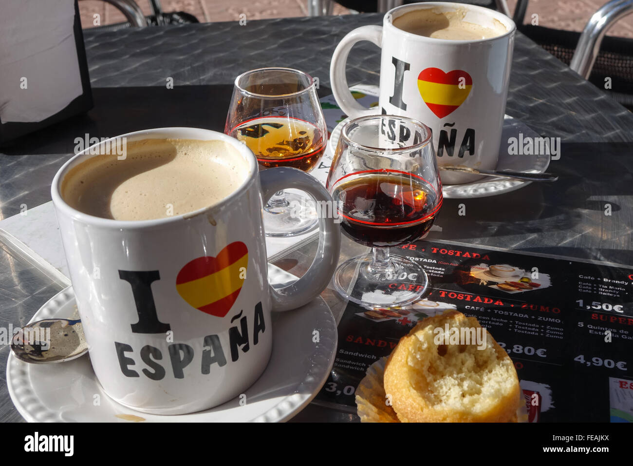 Due mi piacciono le tazze da caffè espanse con un bicchiere di brandy, Tia Maria e una torta Benidorm, provincia di Alicante, Spagna Foto Stock