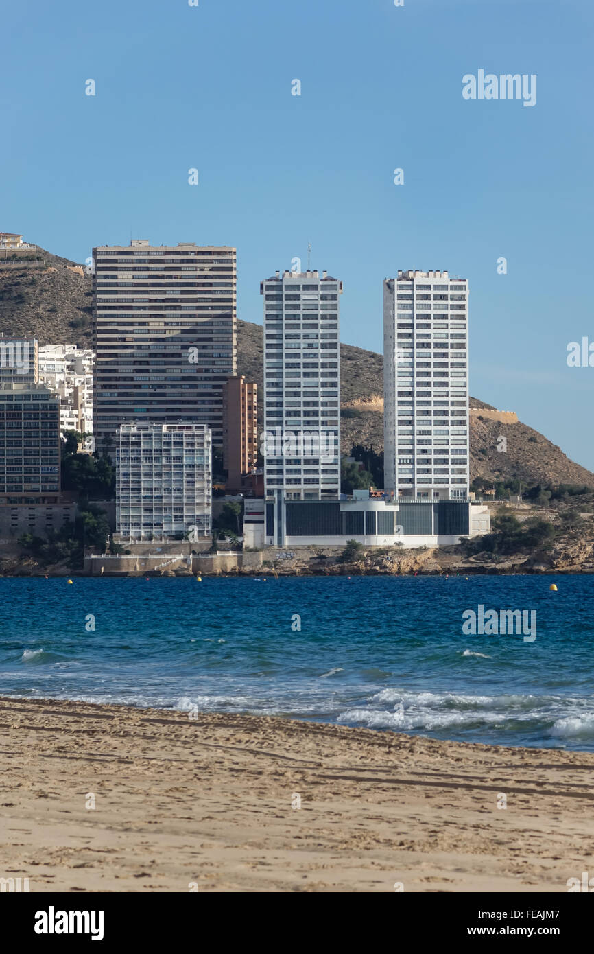 Gemelos 28, appartamento residenziale blocchi costruito illegalmente, per essere demolita. Benidorm, Spagna twin blocchi sul lato destro della foto con la vista sul mare e sulla spiaggia. Foto Stock