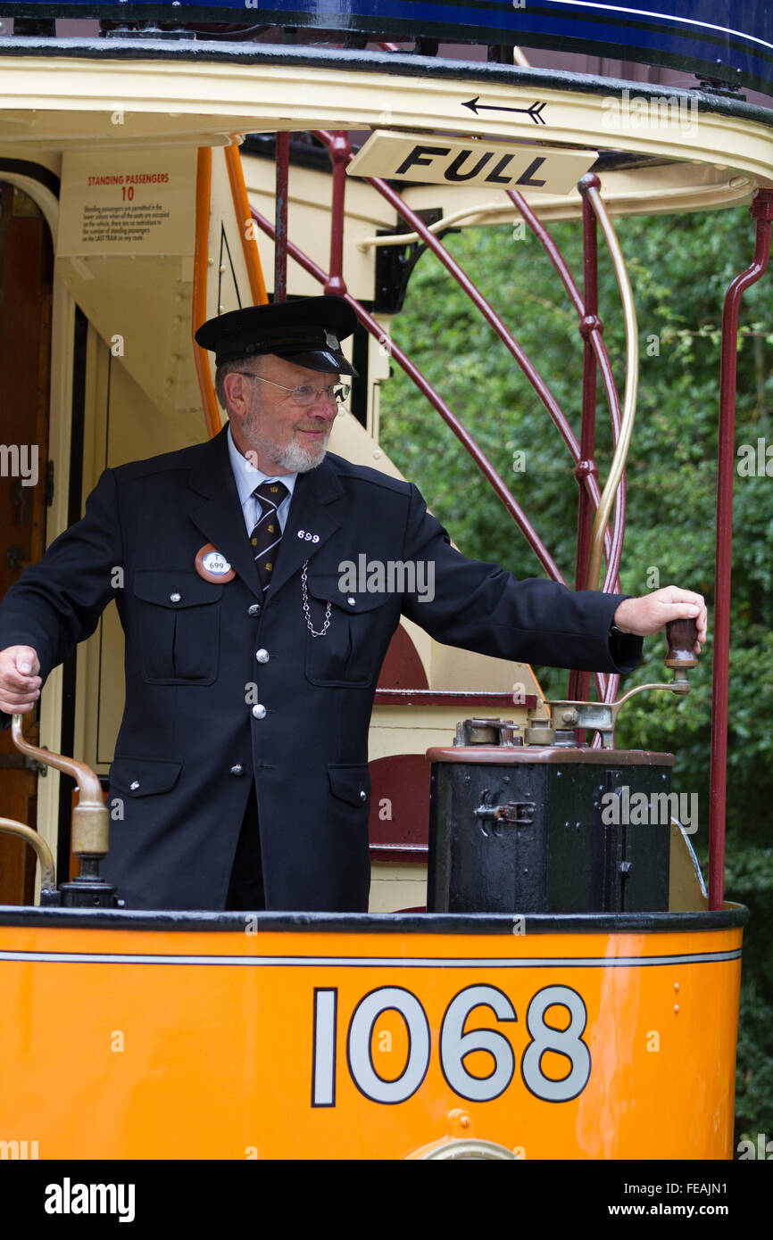 A chiudere il raccolto del tram driver su 1068 Glasgow Corporation Tram con piena capacità di preavviso di cui sopra. Foto Stock