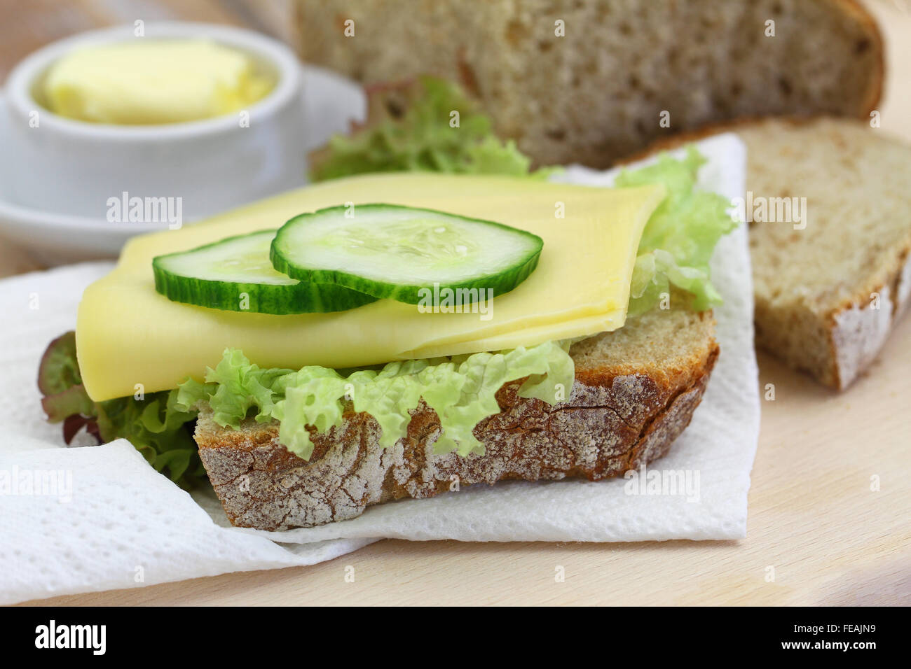 Sandwich di formaggio con lattuga e cetrioli, primo piano Foto Stock