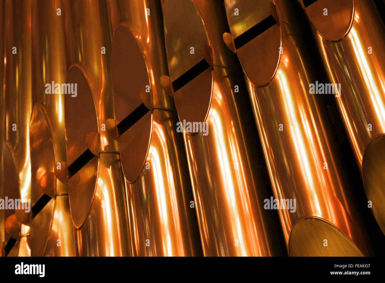 Organo splendente tubi vicino il frammento di foto Foto Stock