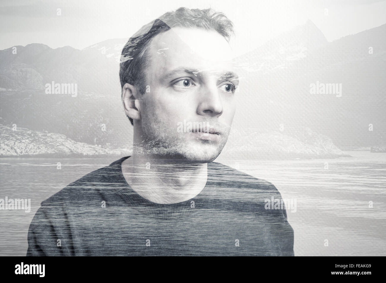 Giovane adulto uomo caucasico ritratto combinato con montagne litoranee paesaggio, doppia esposizione di un effetto fotografico Foto Stock