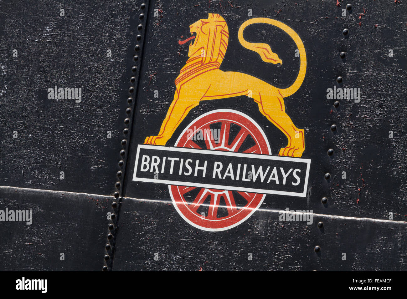 Weathered British Rail ciclismo lion logo sul lato del serbatoio di un fuori servizio locomotiva alla rampa di picco, ruggine, rivetti e indossato pa Foto Stock