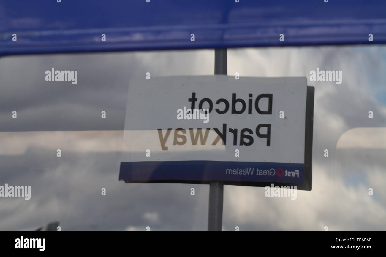 Didcot Parkway (First Great Western - ora Great Western Railway GWR)) stazione di segno riflessa nella finestra di un'HST (Treno ad alta velocità). Foto Stock
