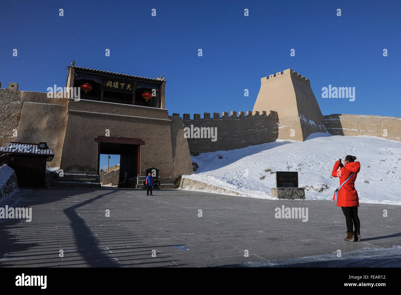 Jiayuguan. 5 febbraio, 2016. I visitatori di scattare foto sulla sezione Jiayuguan della Grande Muraglia in città Jiayuguan, a nord-ovest della Cina di Provincia di Gansu. © Shi Yonghong/Xinhua/Alamy Live News Foto Stock