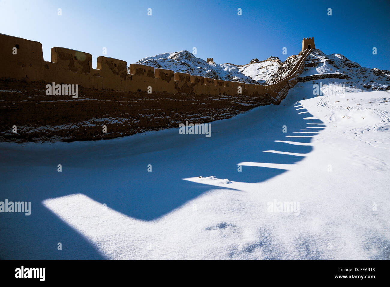 Jiayuguan. 5 febbraio, 2016. Foto scattata il 5 febbraio, 2016 mostra la neve scenario della sezione Jiayuguan della Grande Muraglia in città Jiayuguan, a nord-ovest della Cina di Provincia di Gansu. © Shi Yonghong/Xinhua/Alamy Live News Foto Stock