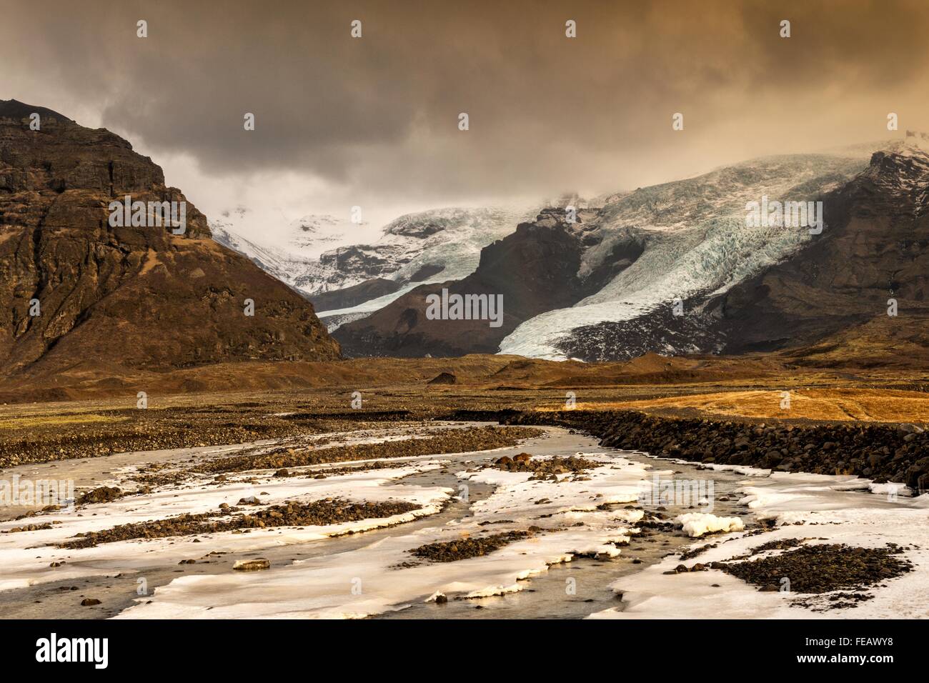 Di vista dei ghiacciai dal percorso 1 nel sud dell'Islanda. Foto Stock