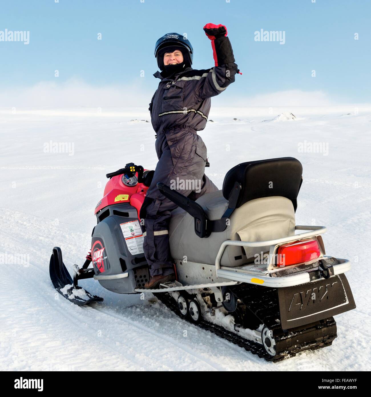 Donna in motoslitta sul ghiacciaio in Islanda. Foto Stock