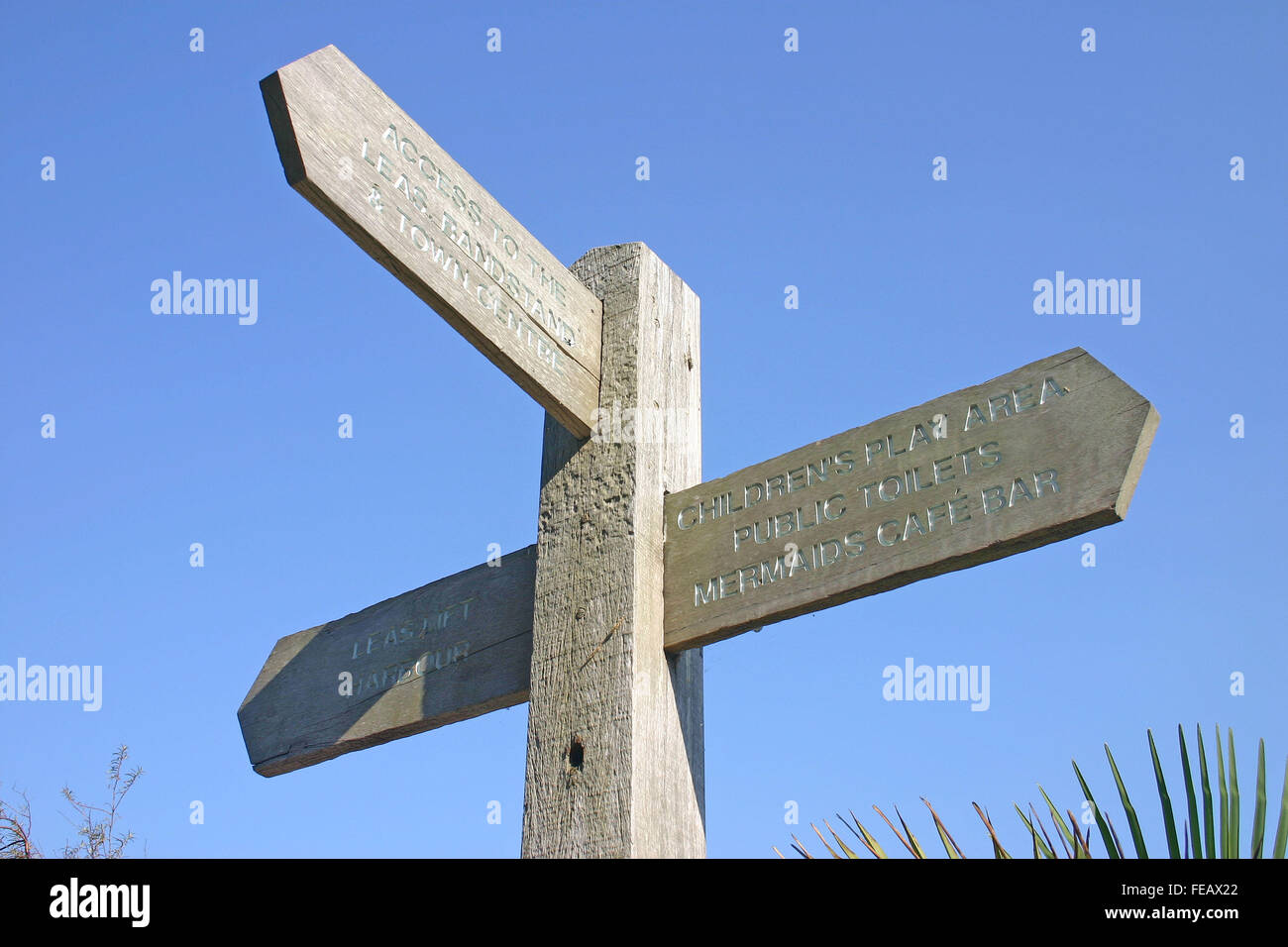 Cartello di legno contro un cielo blu Foto Stock