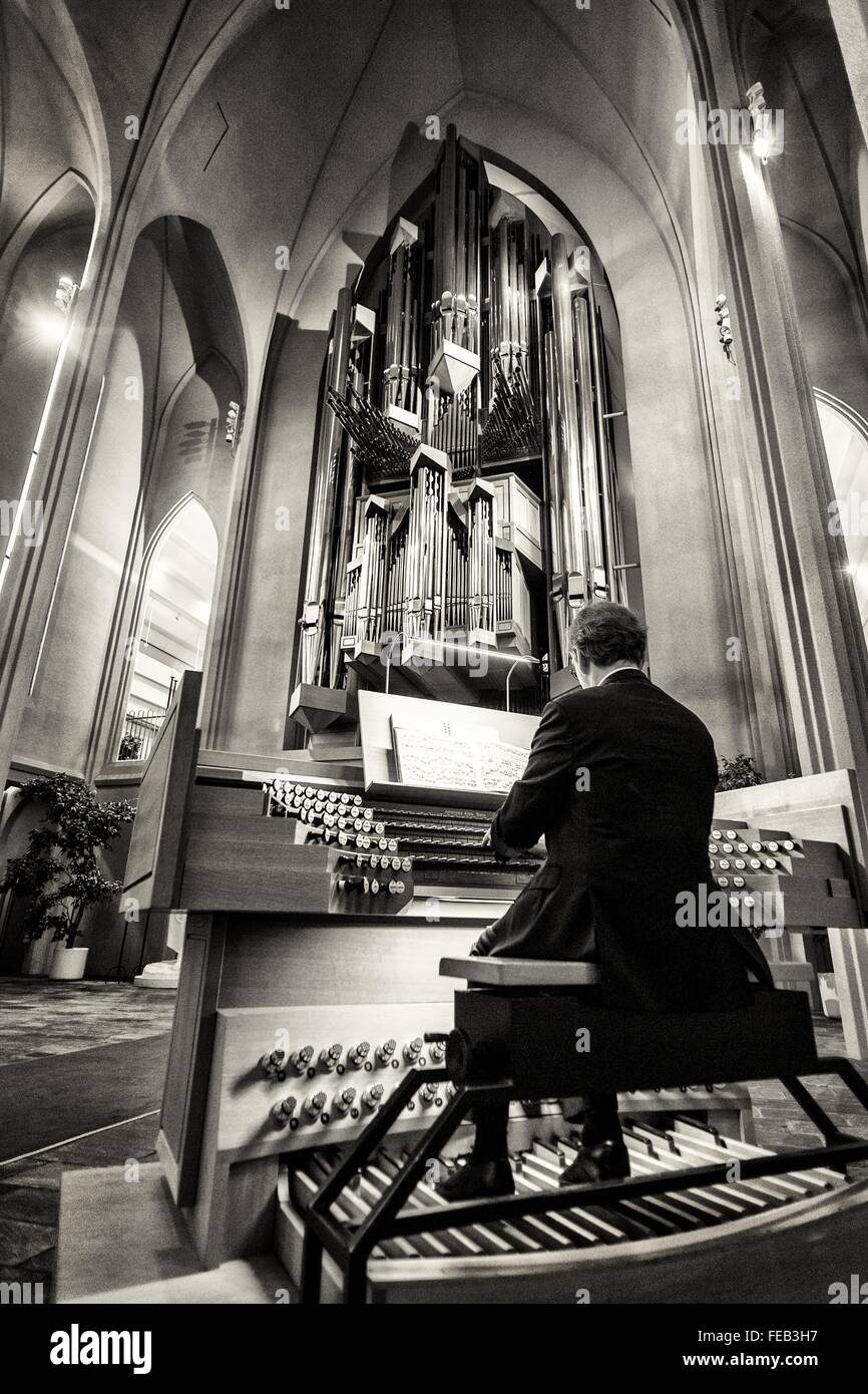 Interno della chiesa Hallgrimskirkja a Reykjavik, Islanda, con il grande organo a canne progettato dal tedesco Johannes Klais. Foto Stock