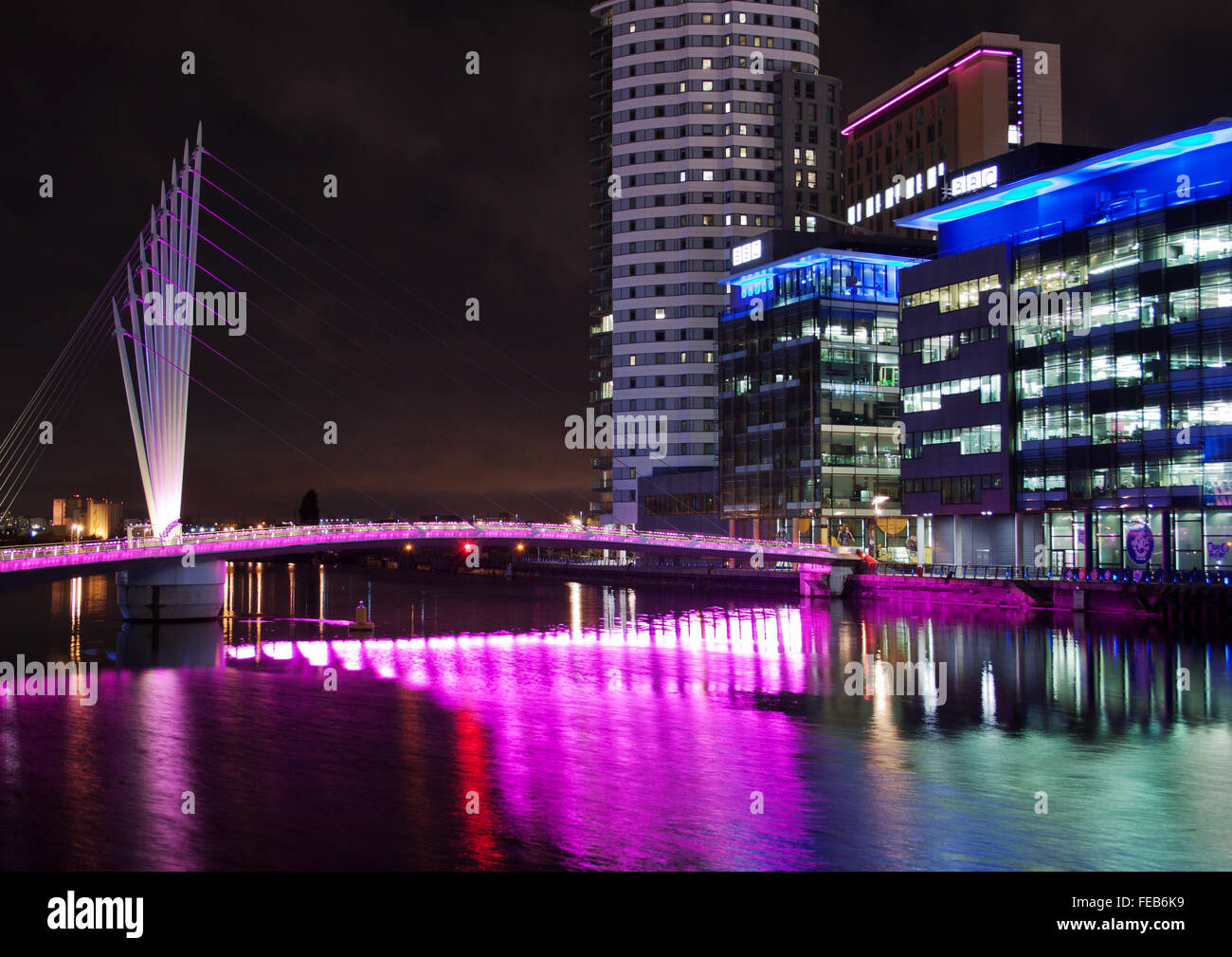 Forti riflessioni dal ponte che conduce alla città dei mass media a Salforrd Quays, Manchester Foto Stock