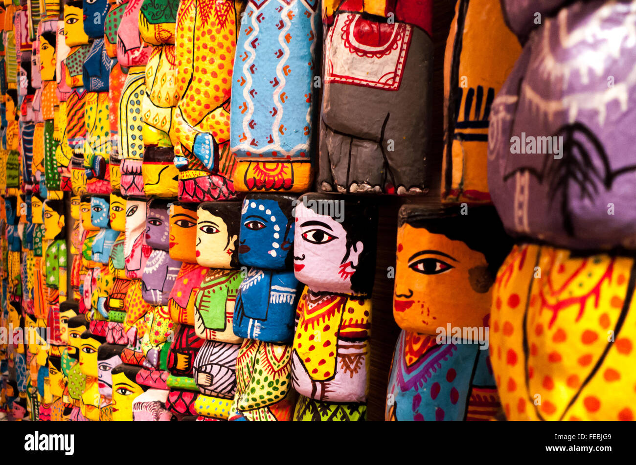 Miniatura idolo di argilla decorazione su una tenda a Durga puja festival Foto Stock
