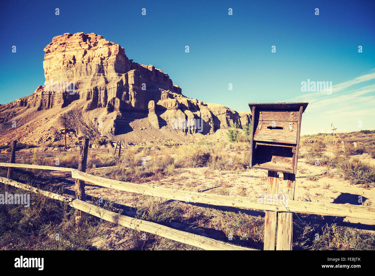 Vintage stilizzata mailbox sulla terra deserta, Utah, Stati Uniti d'America. Foto Stock