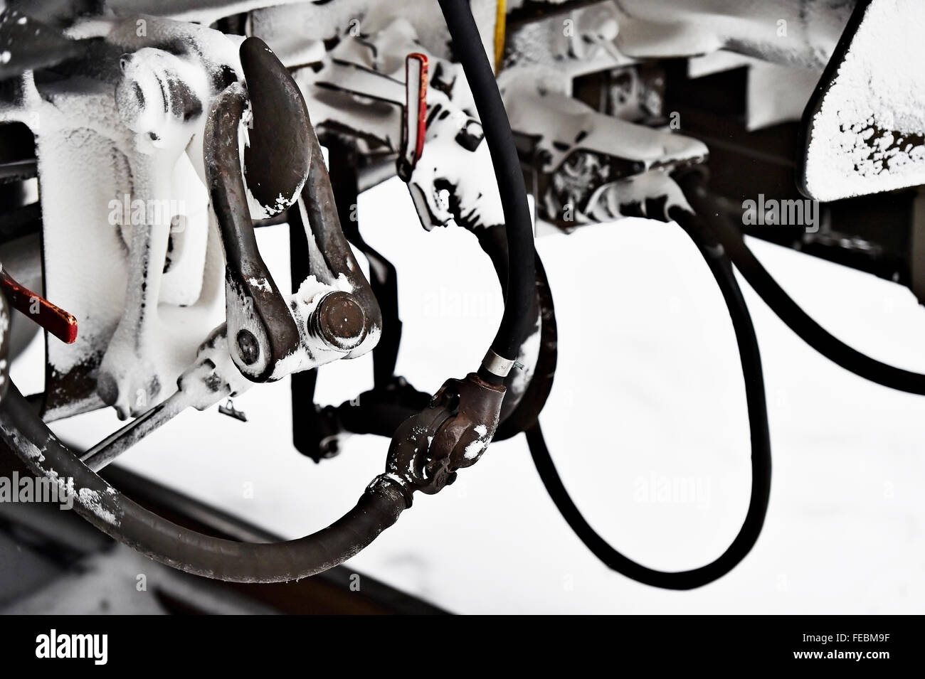 Dettaglio shot con congelati vagone treno tamponi e links di collegamento in inverno Foto Stock