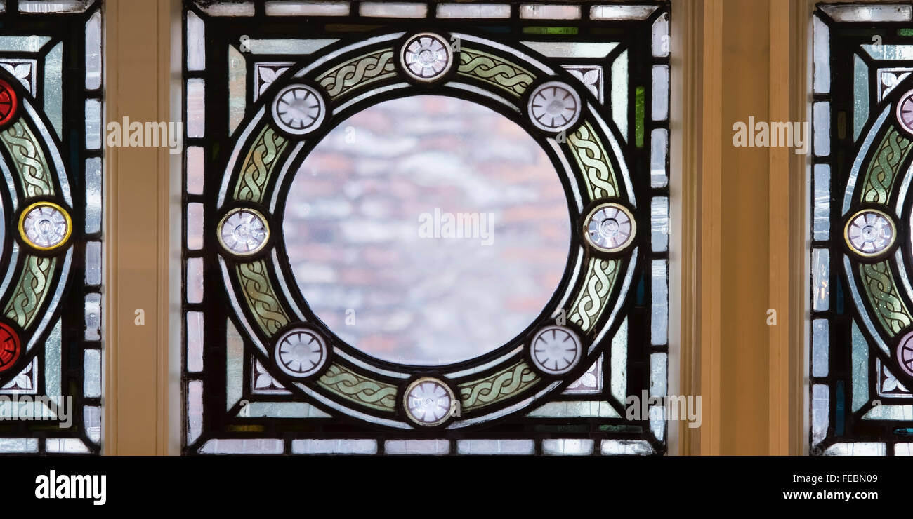 Lo stile Liberty della finestra nella ex casa di John Ward Knowles (artista), York, England, Regno Unito Foto Stock