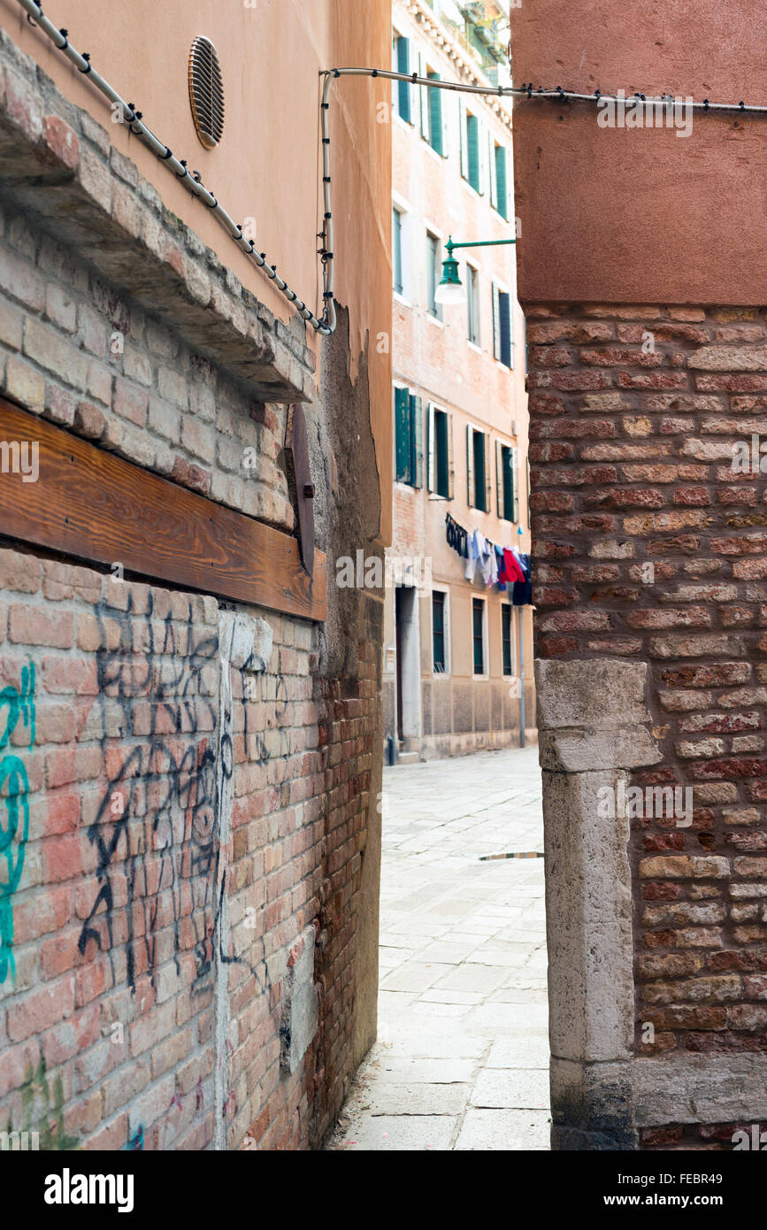 Molto stretta intercapedine tra gli edifici della città di Venezia, Italia Foto Stock