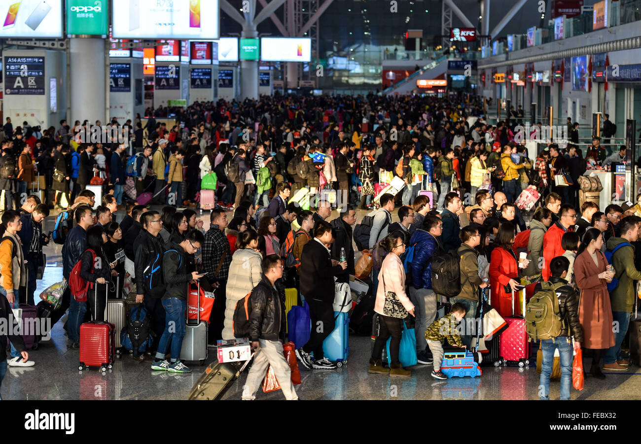 Shenzhen, Cina la provincia di Guangdong. 5 febbraio, 2016. I passeggeri in attesa prima di verificare la presenza nel a Shenzhen a nord della stazione ferroviaria di Shenzhen, Cina del sud della provincia di Guangdong, Febbraio 5, 2016. La stazione ferroviaria ha testimoniato il Festival di Primavera di viaggio rush come persone a tornare a casa per l'annuale riunione di famiglia. © Mao Siqian/Xinhua/Alamy Live News Foto Stock