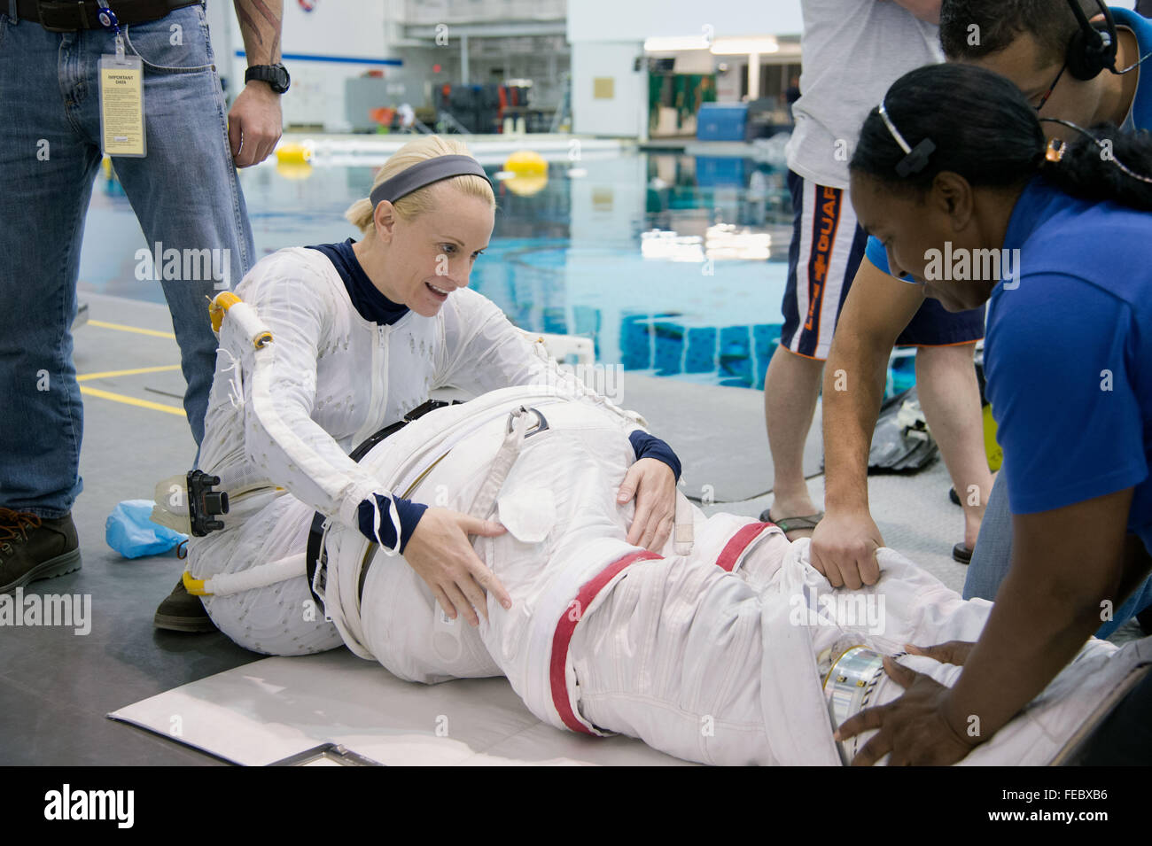 L'astronauta della NASA Kate Rubins durante il corso di formazione con la tuta spaziale EVA a NBL Johnson Space Center Ottobre 23, 2015 a Houston, Texas. Rubins lancerà con il cosmonauta russo Anatoly Ivanishin e Japan Aerospace Exploration Agency astronauta Takuya Onishi alla Stazione Spaziale Internazionale come spedizione 48/49 equipaggio a giugno 21, 2016. Foto Stock